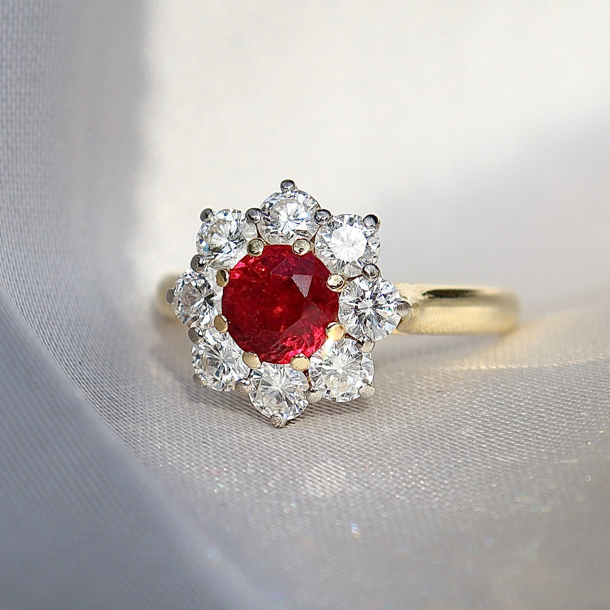 Anillo tipo racimo halo con rubí y diamantes en oro amarillo de 18 qt