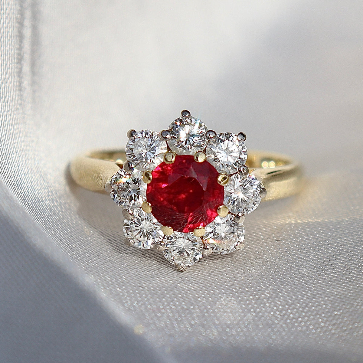Anillo tipo racimo halo con rubí y diamantes en oro amarillo de 18 qt