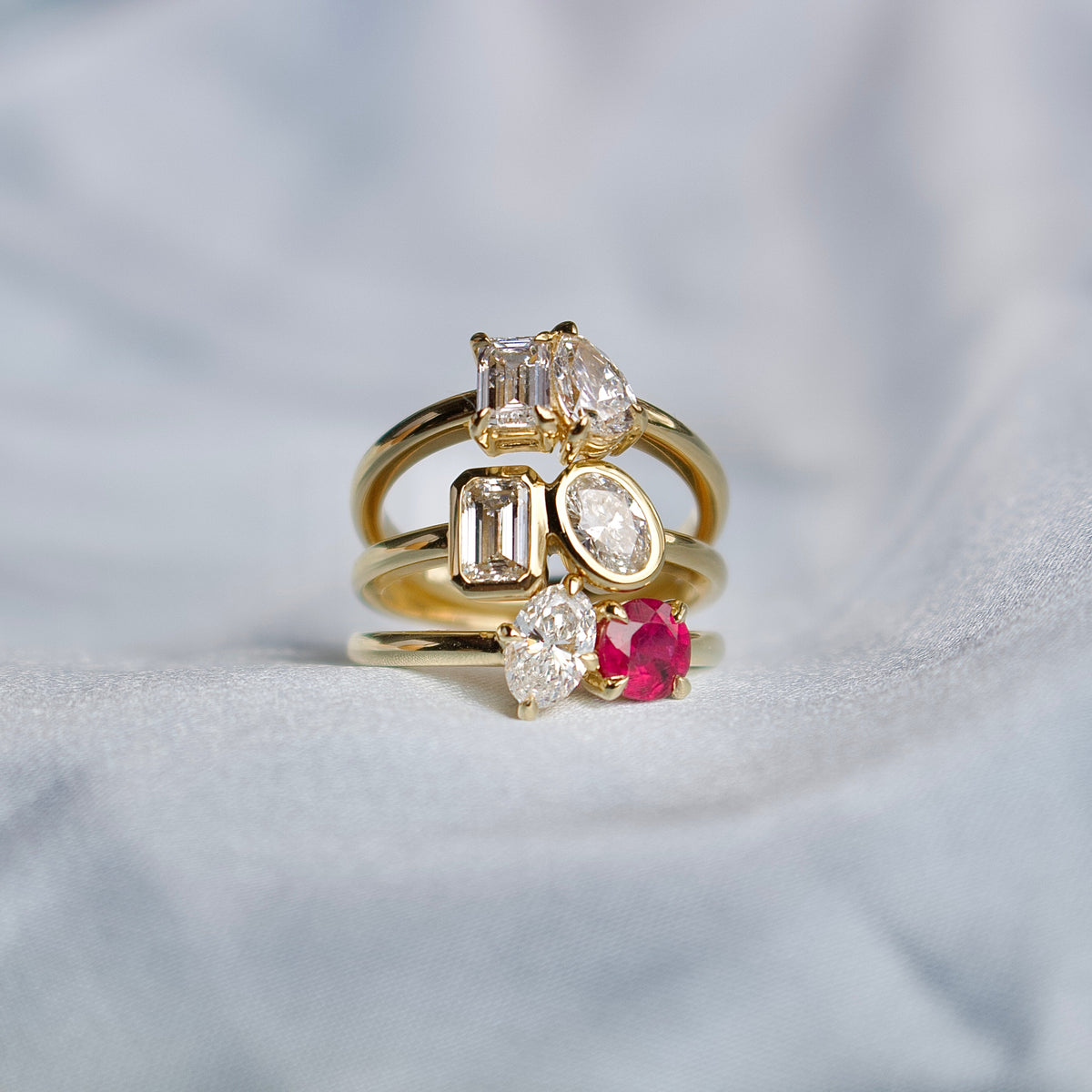 Anillo Moi Et Toi en Oro Amarillo de 18ct con Esmeralda y Diamante de Talla Oval Engastados con Bisel