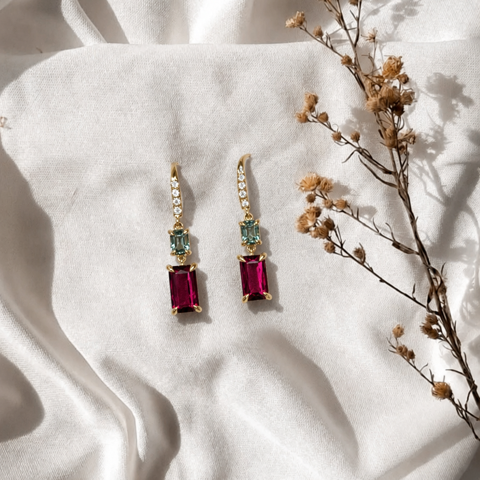 Pendientes colgantes de oro amarillo de 18 quilates, zafiro verde, granate rodolita y diamantes