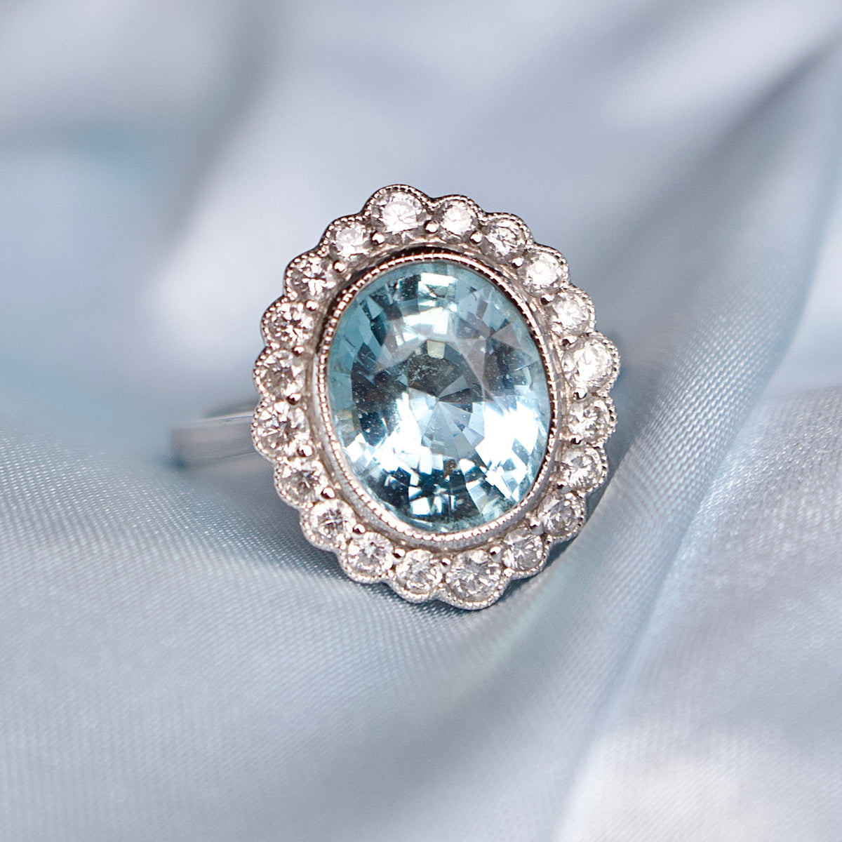 Anillo de oro blanco de 18 quilates con aguamarina y diamantes Daisy