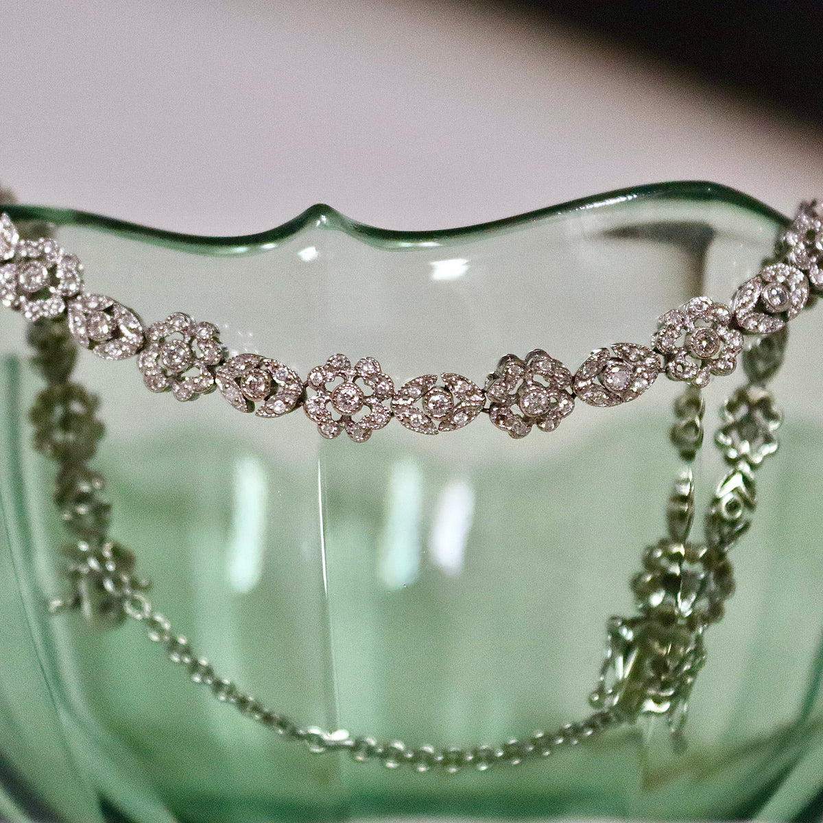 Pulsera floral de oro blanco de 18 quilates con diamantes