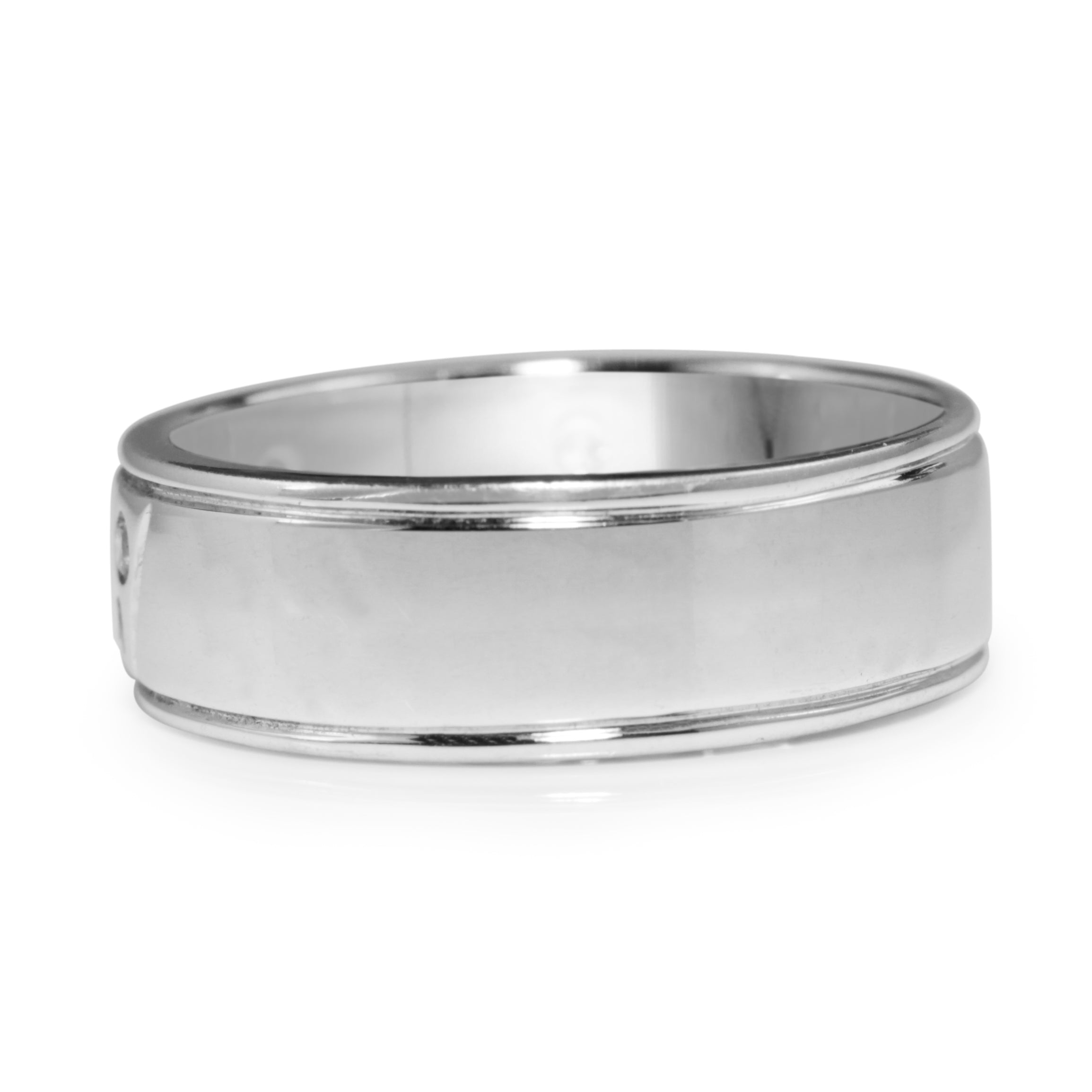 Side view of the 7.2mm 18ct white gold men’s diamond band showing the plain band