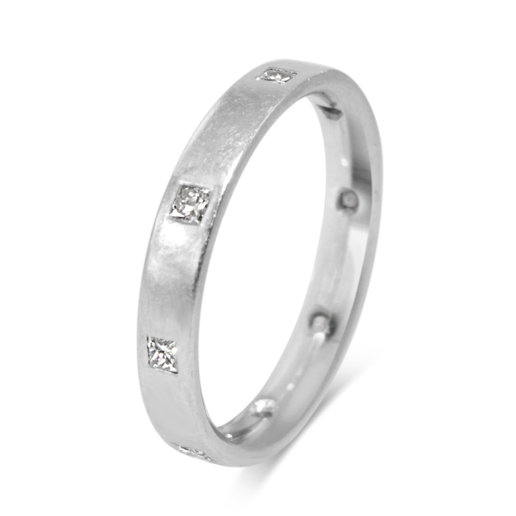 Side view of platinum princess cut diamond wedding ring