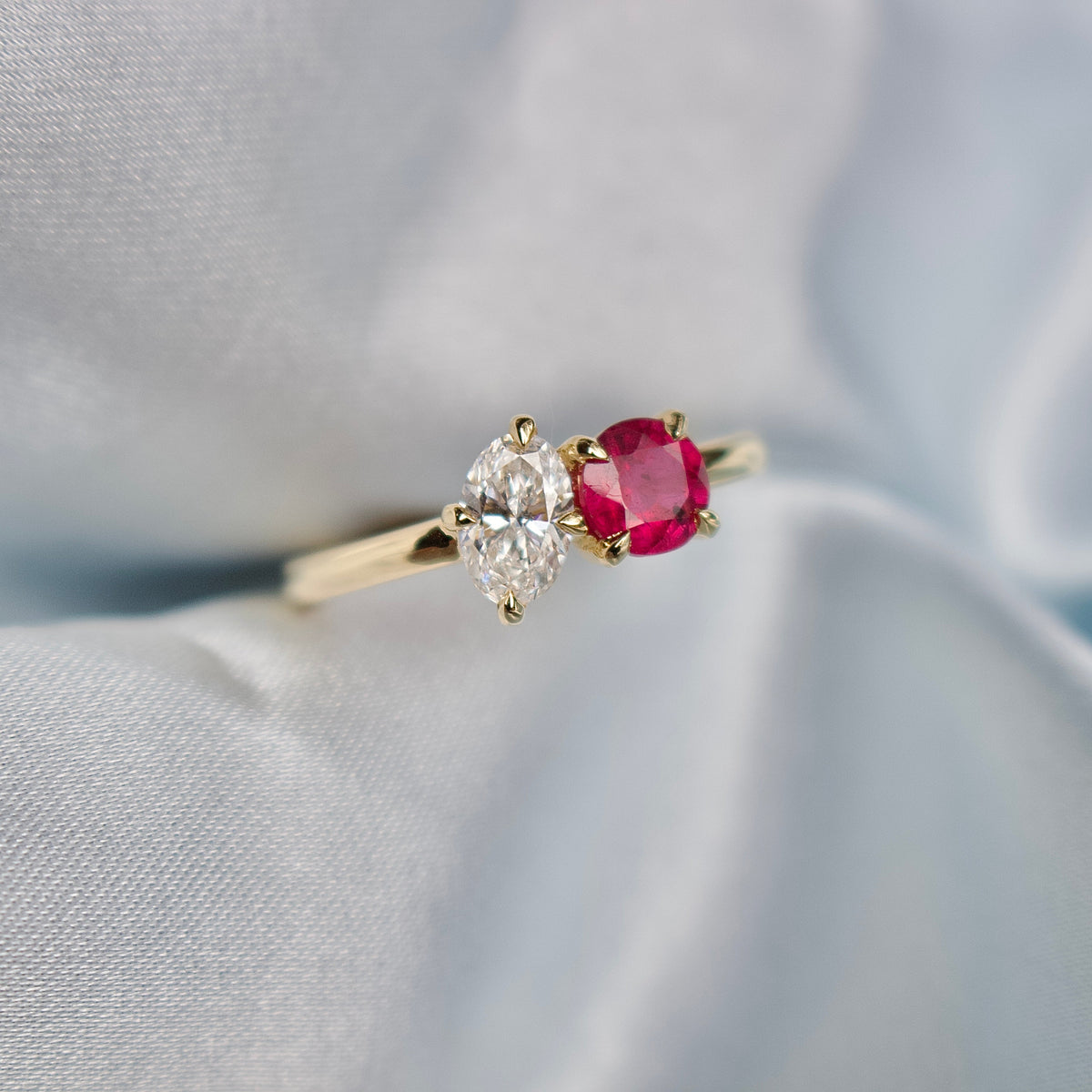 Anillo Moi et Toi de oro amarillo de 18 qt con rubí y diamante ovalado
