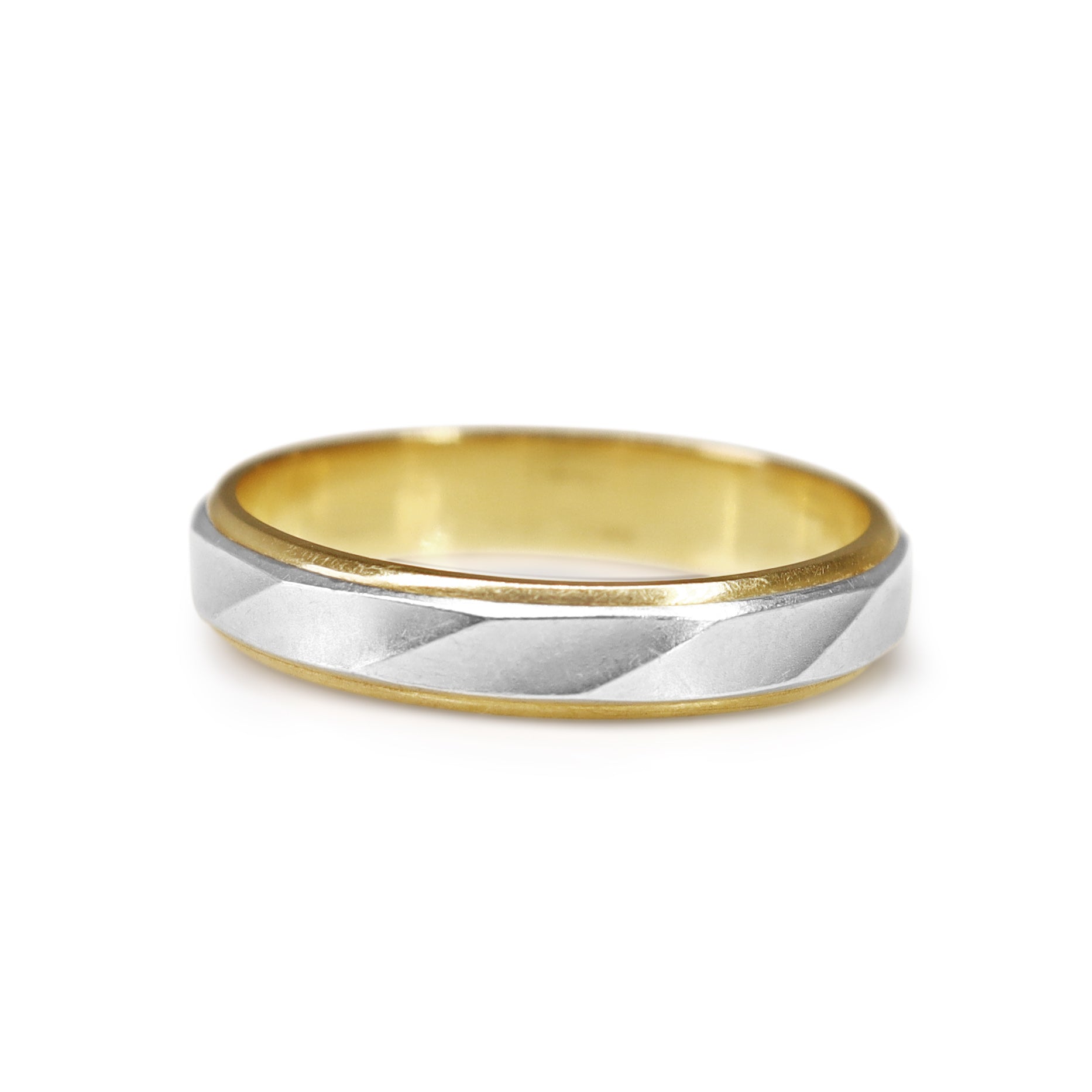 Profile view of 3.5mm yellow gold and platinum wedding band