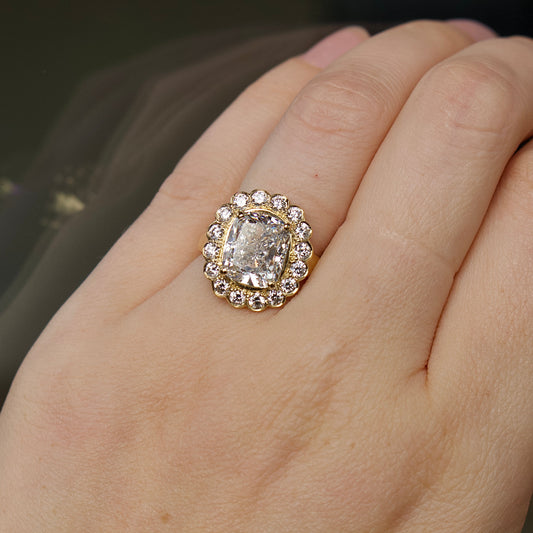 Anillo Margarita de Oro Amarillo de 18 quilates con Diamante Cultivado en Laboratorio de 5,03 quilates y Talla Cojín