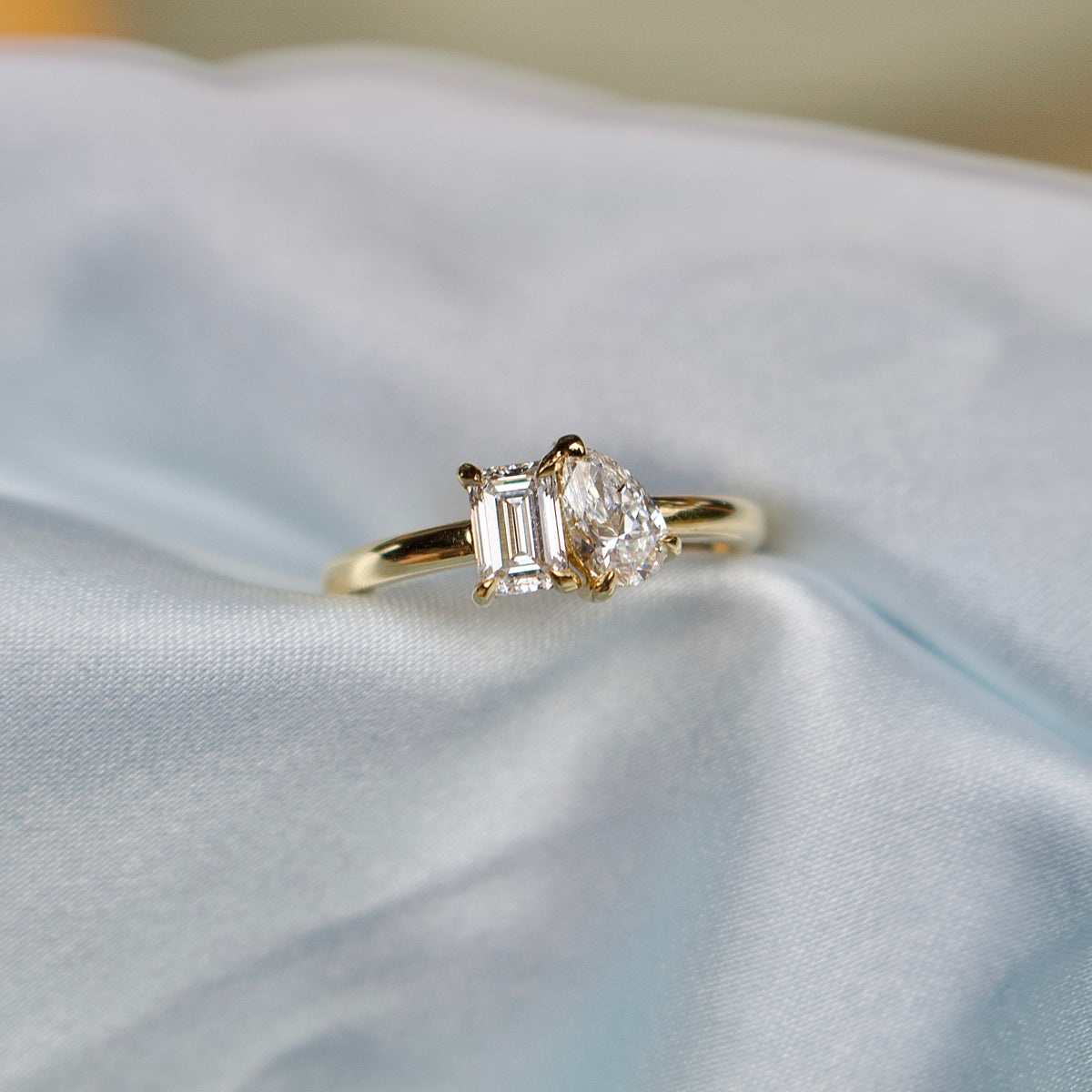 Anillo con esmeralda y corte de pera en oro amarillo de 18 quilates, diseño "Tú y yo"