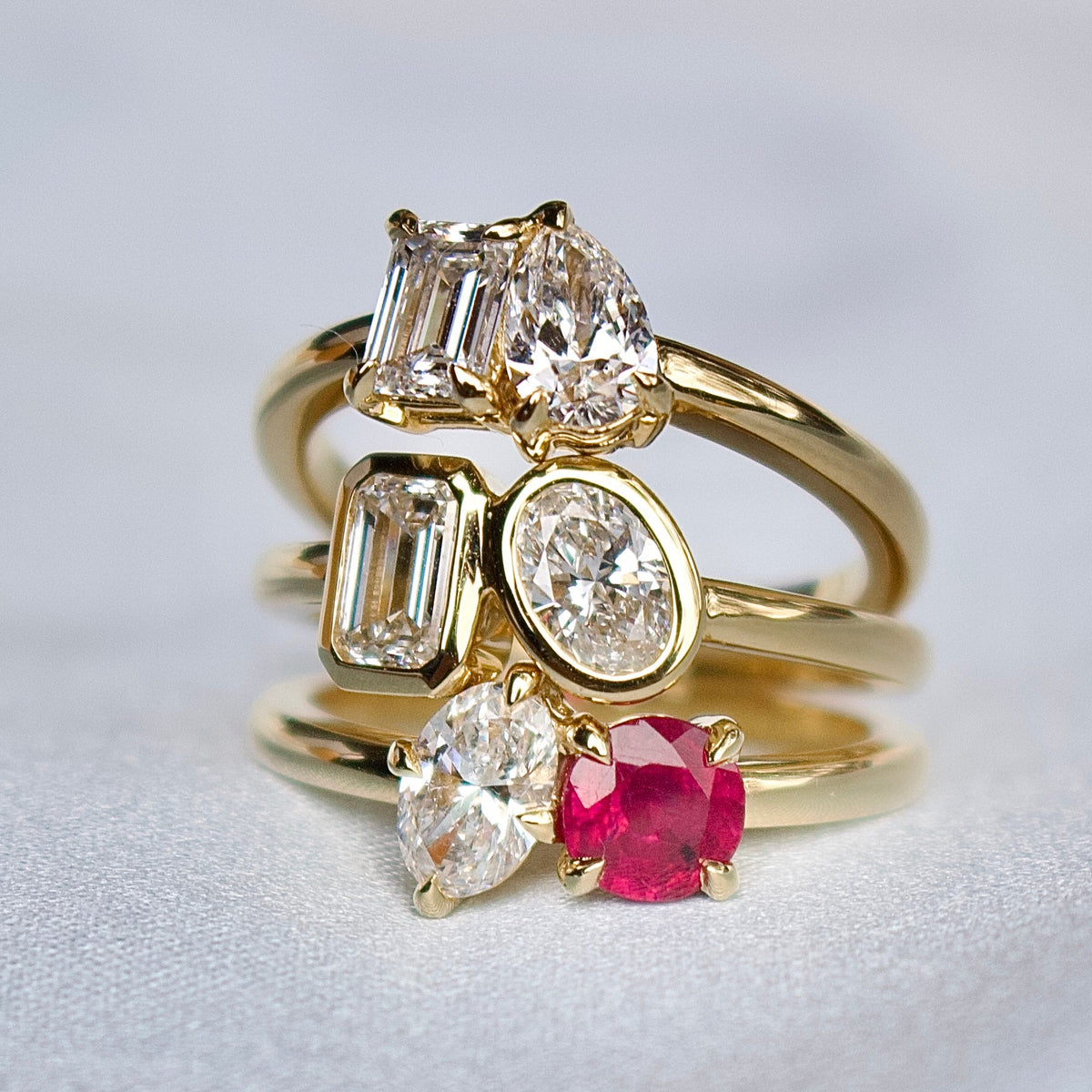 Anillo Moi et Toi de oro amarillo de 18 qt con rubí y diamante ovalado