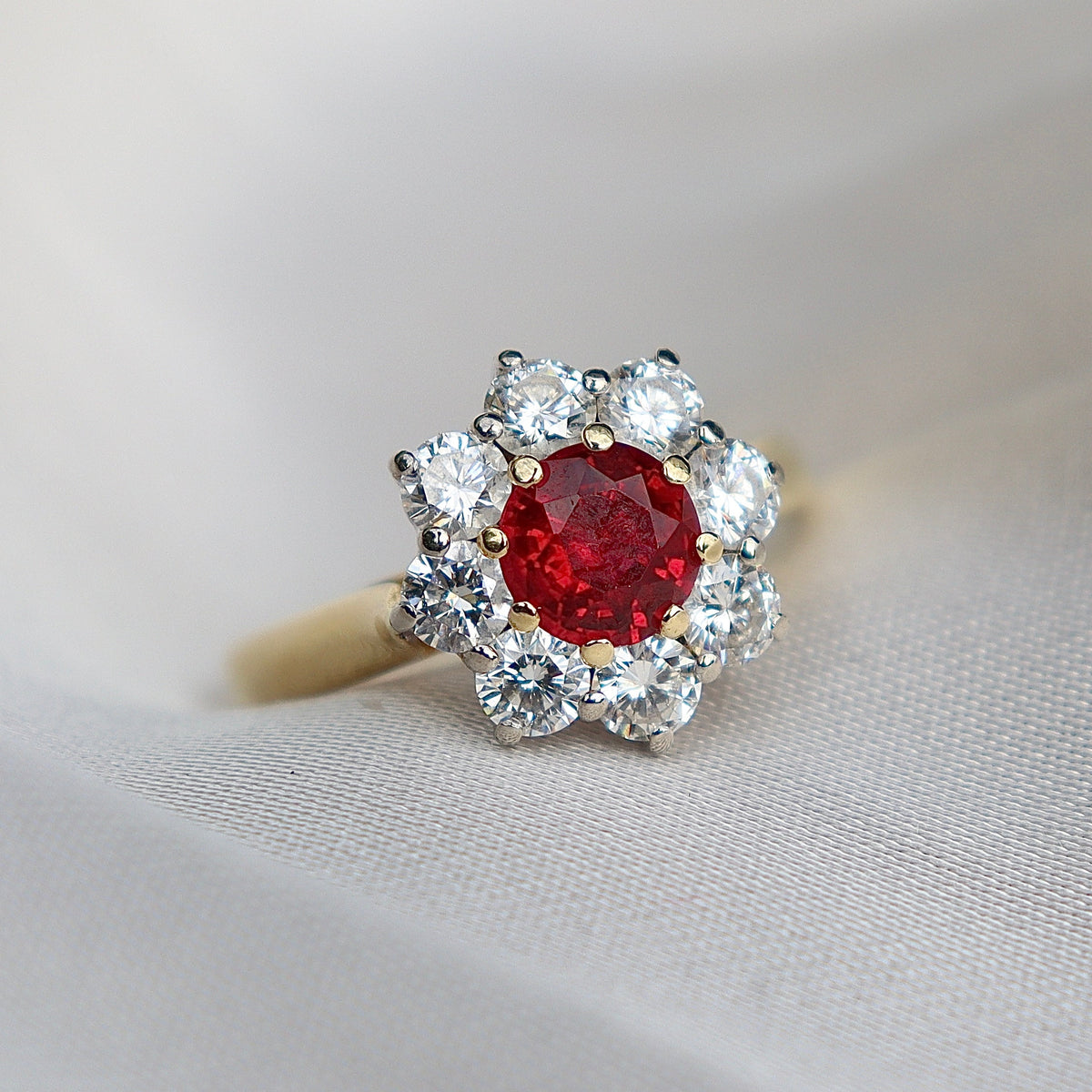 Anillo tipo racimo halo con rubí y diamantes en oro amarillo de 18 qt
