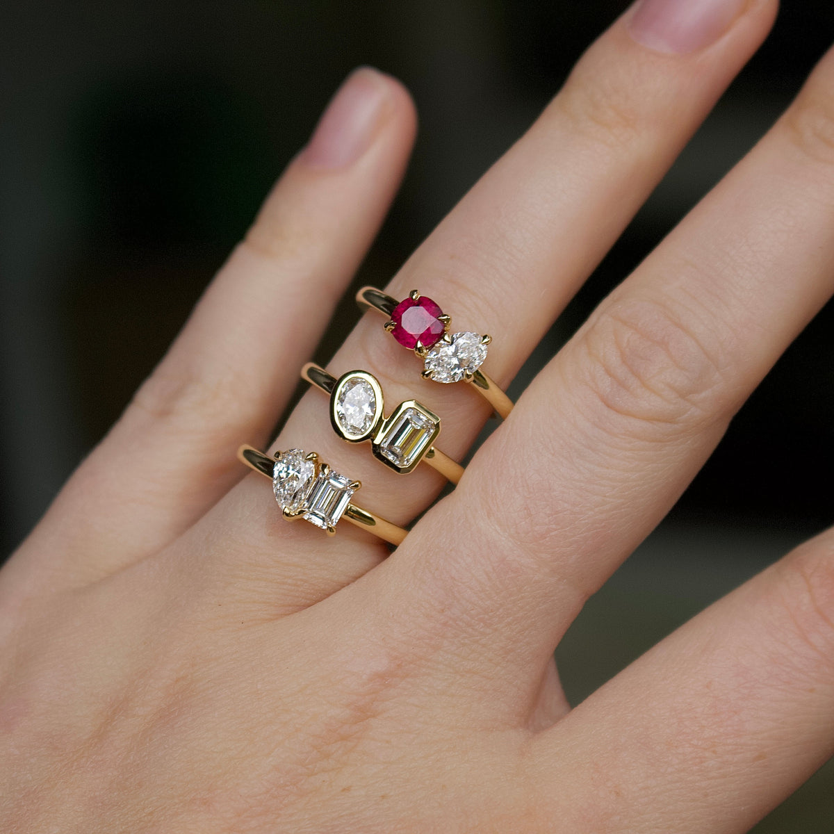 Anillo Moi Et Toi en Oro Amarillo de 18ct con Esmeralda y Diamante de Talla Oval Engastados con Bisel