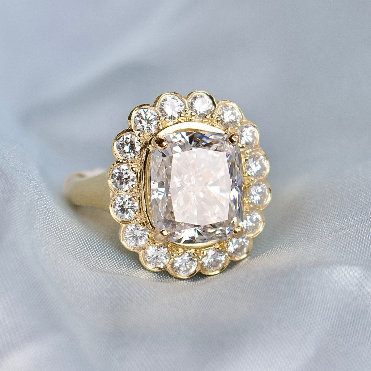 Anillo Margarita de Oro Amarillo de 18 quilates con Diamante Cultivado en Laboratorio de 5,03 quilates y Talla Cojín