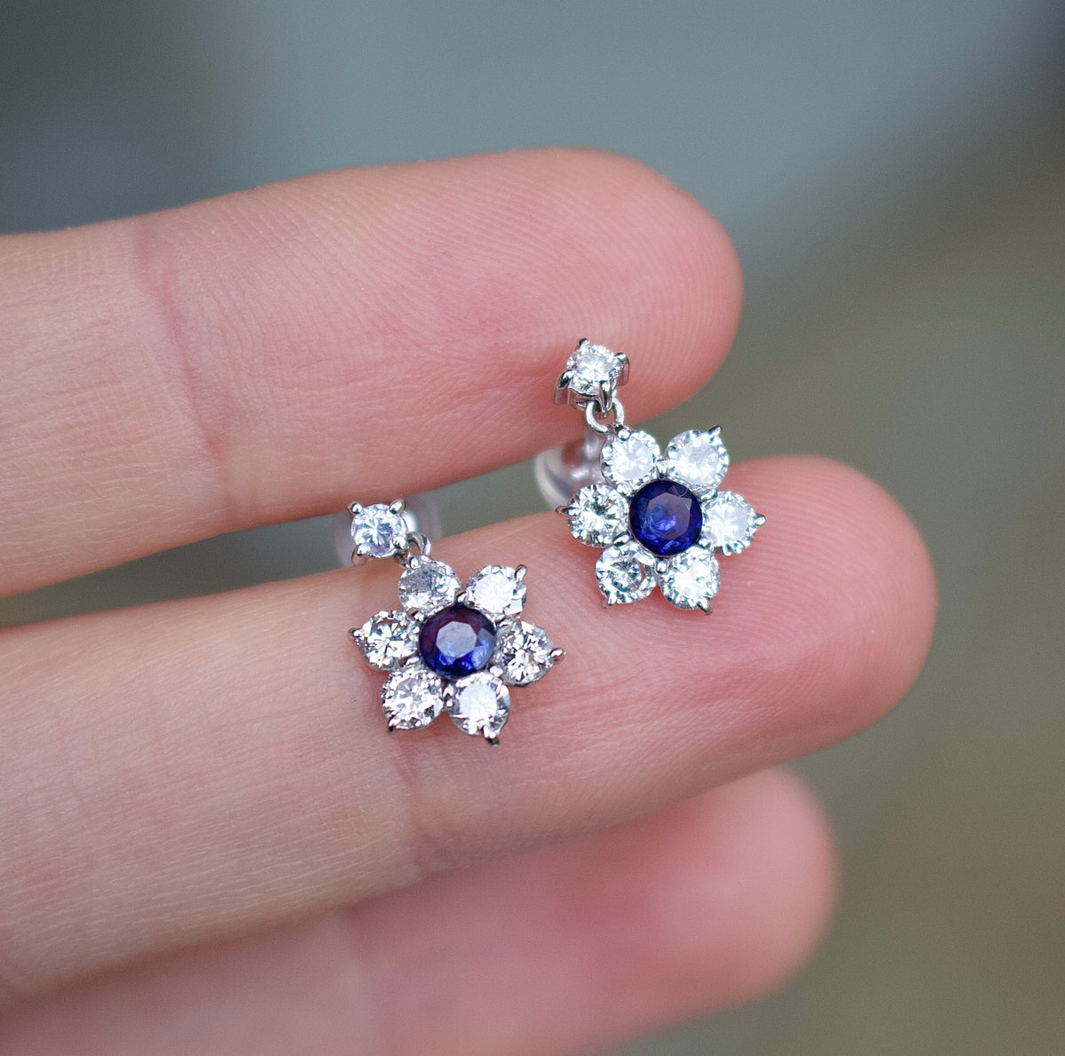 Pendientes colgantes estilo margarita de oro blanco de 18 qt con zafiros y diamantes