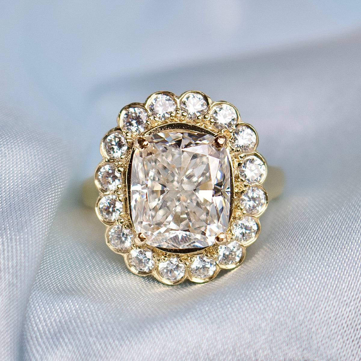 Anillo Margarita de Oro Amarillo de 18 quilates con Diamante Cultivado en Laboratorio de 5,03 quilates y Talla Cojín