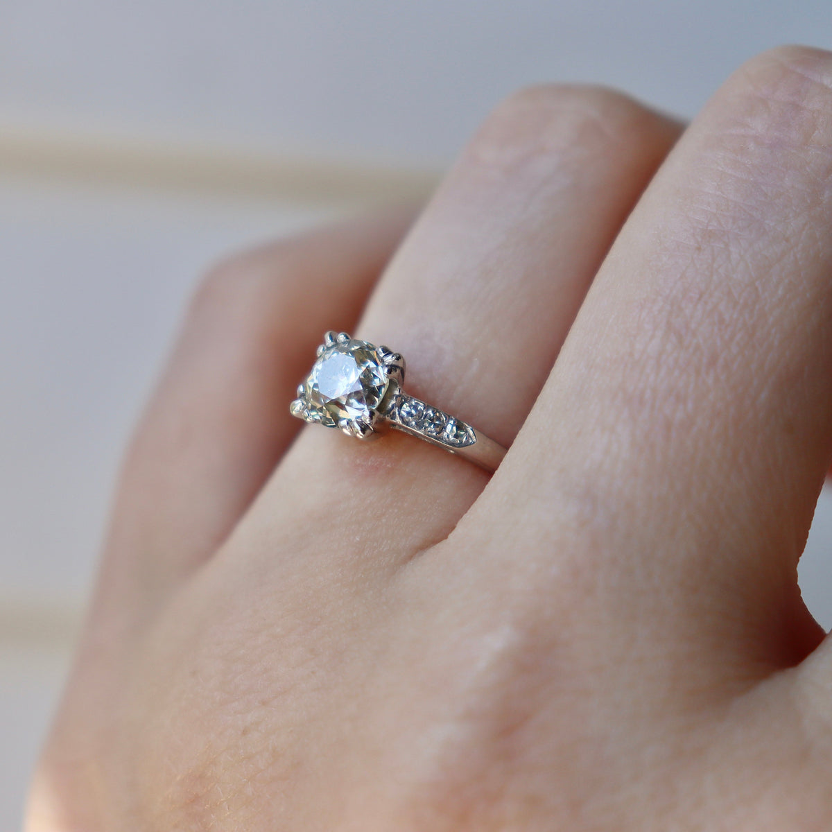 Anillo Solitario de Platino con Diamante Talla Antigua