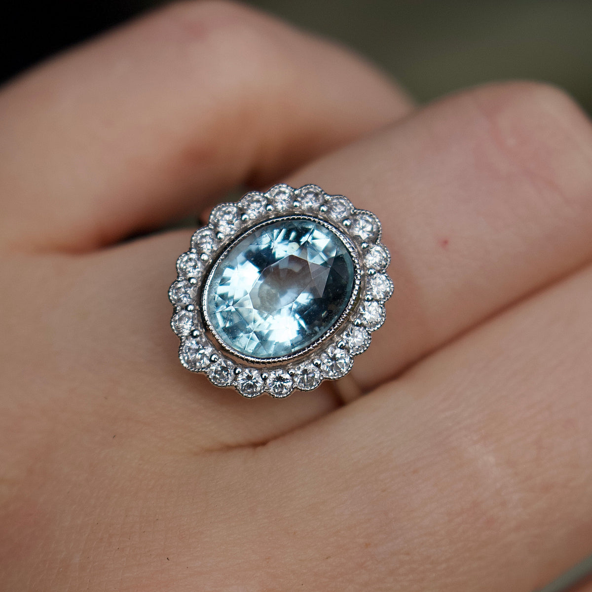 Anillo de oro blanco de 18 quilates con aguamarina y diamantes Daisy