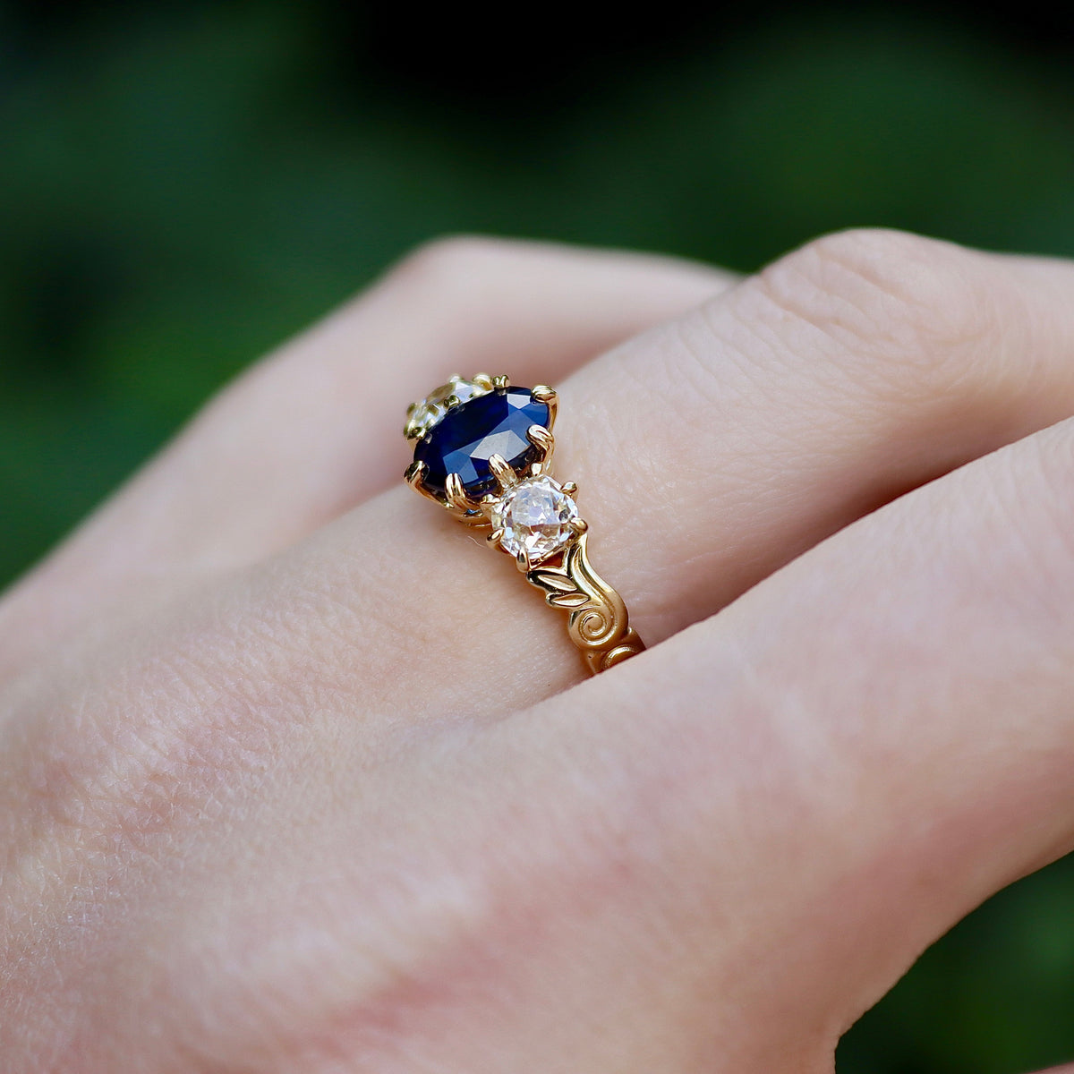 Anillo de oro amarillo de 18 quilates de estilo antiguo con zafiro y tres diamantes de talla antigua