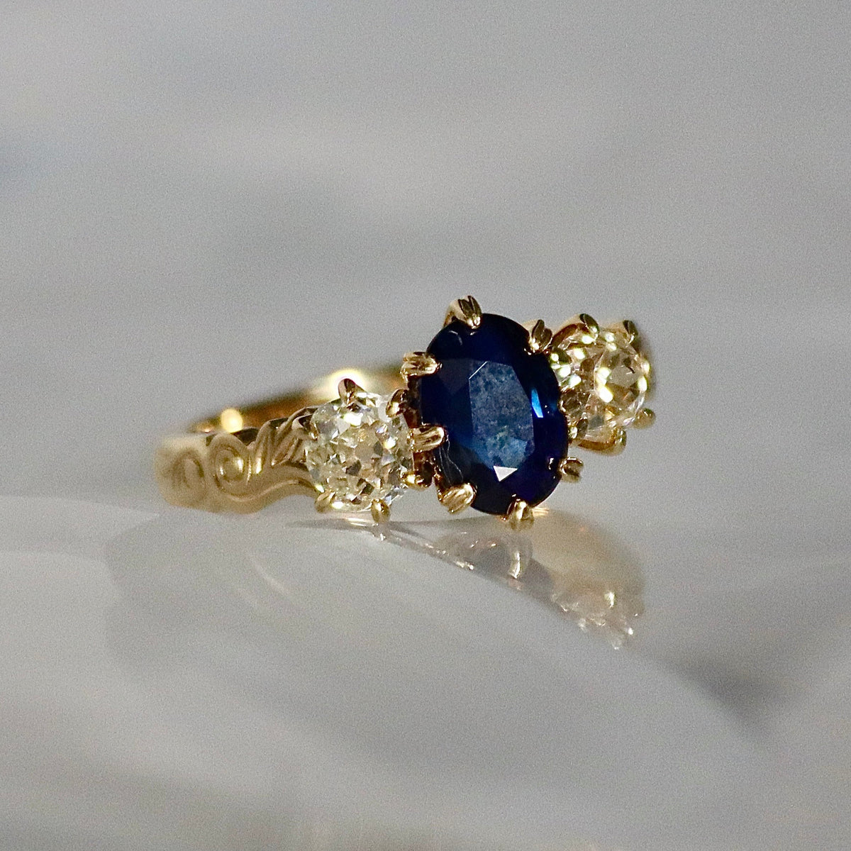 Anillo de oro amarillo de 18 quilates de estilo antiguo con zafiro y tres diamantes de talla antigua