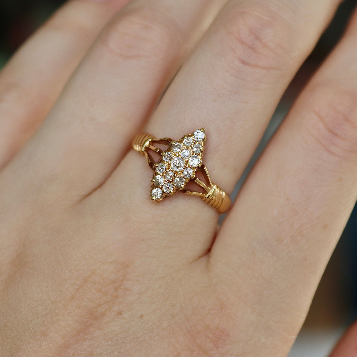 Anillo de Oro Amarillo de 18 quilates Antiguo con Diamantes Talla Marquise en Grupo
