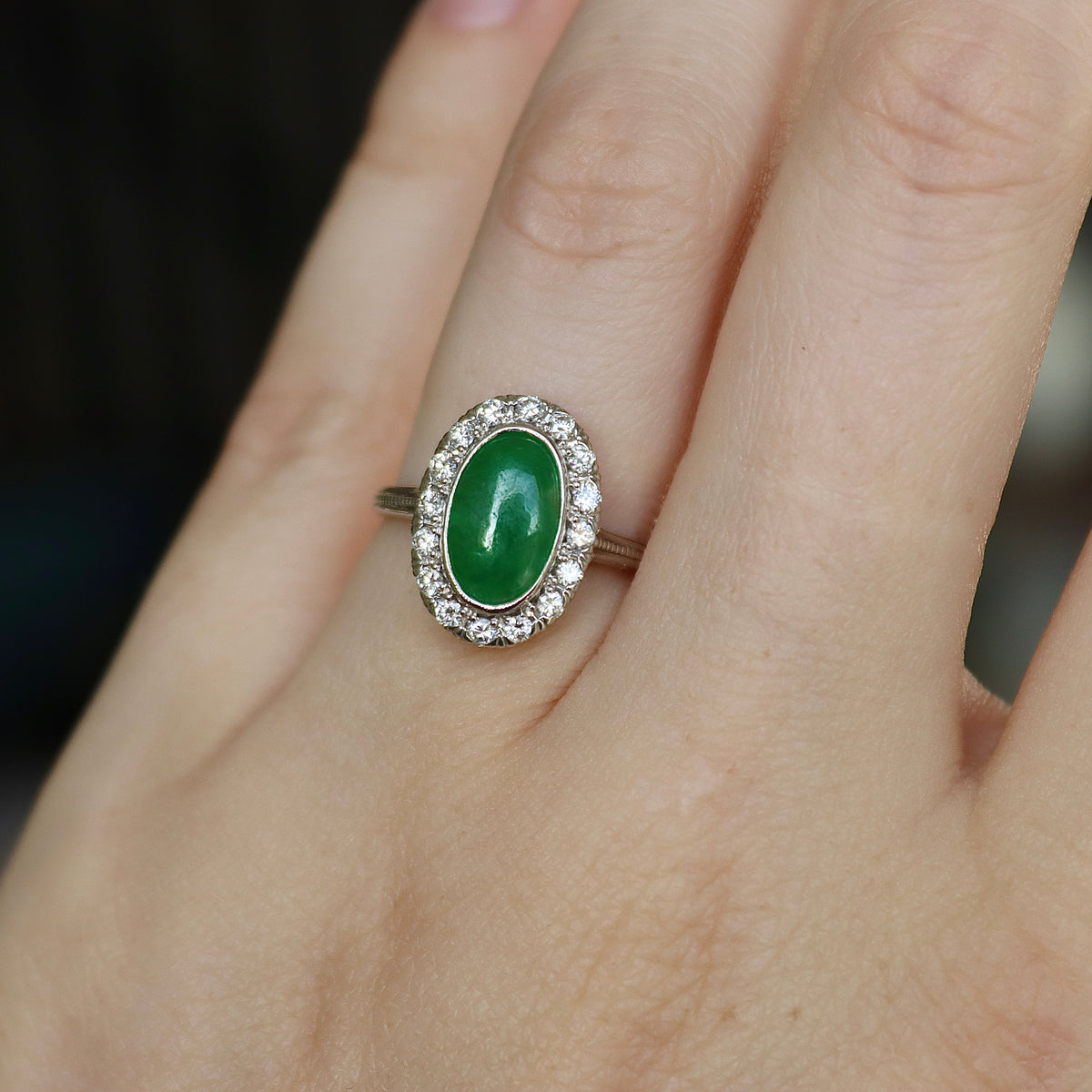 Anillo Halo Vintage de Platino con Jade y Diamantes