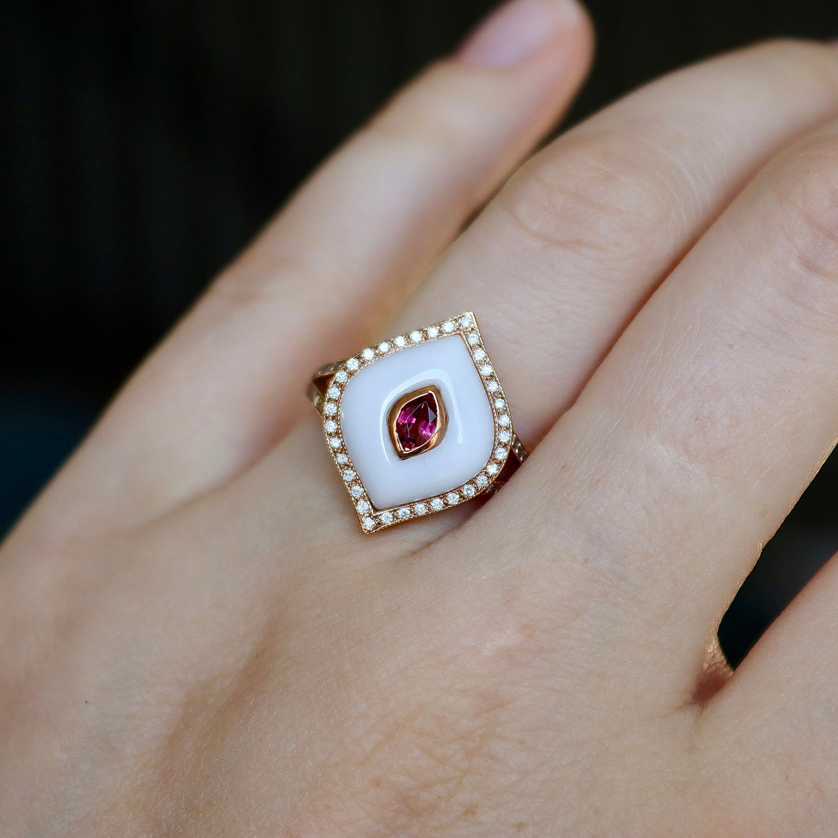 Anillo de oro rosa de 9 quilates con ágata, turmalina y diamantes