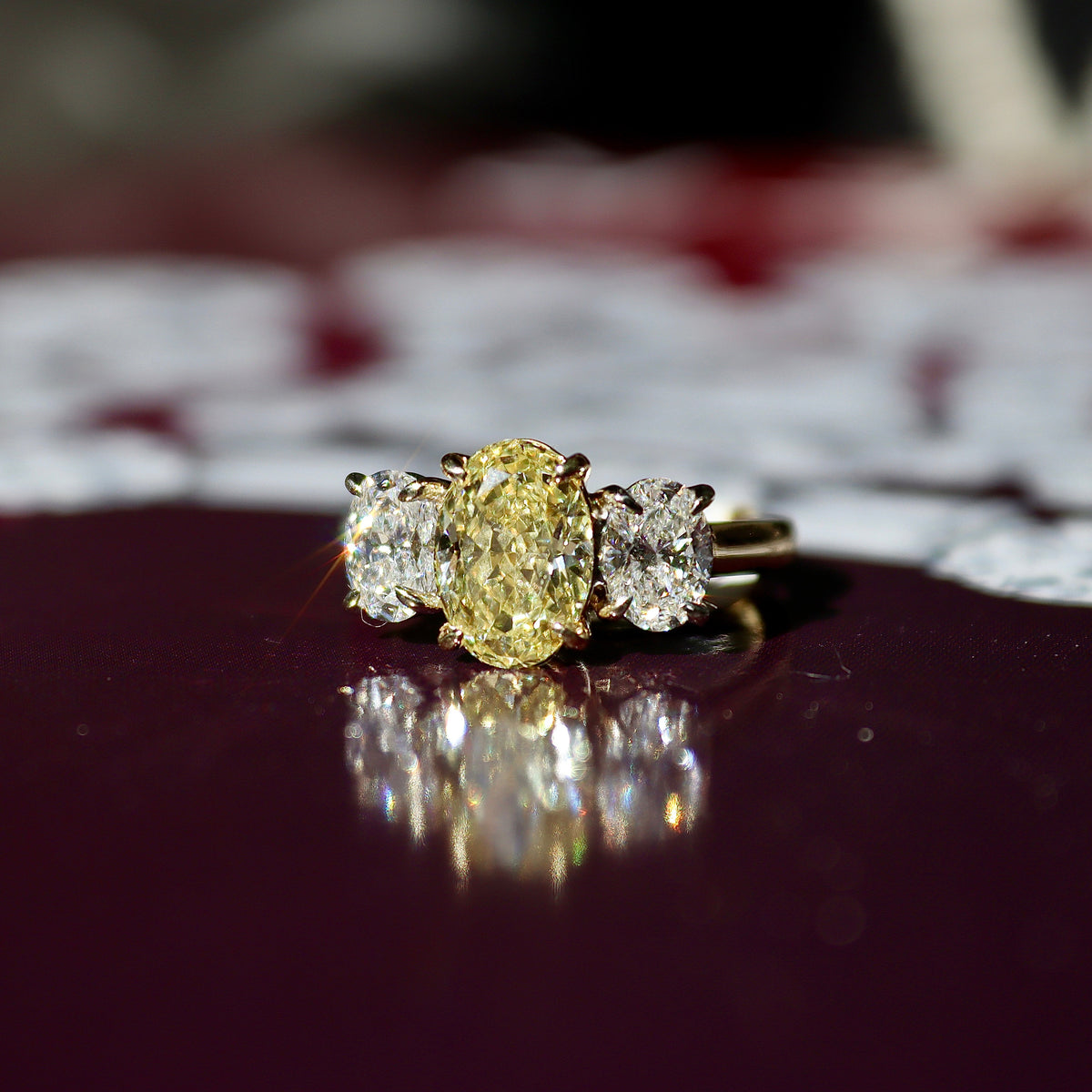 Anillo de Oro Amarillo y Blanco de 18 qt con 3 Piedras de Diamantes Amarillos y Blancos Creados en Laboratorio