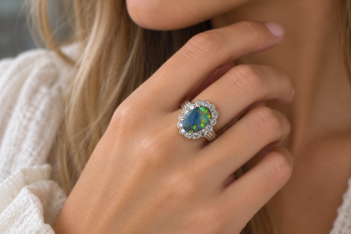 Anillo estilo Margarita de Ópalo, Diamantes y Platino