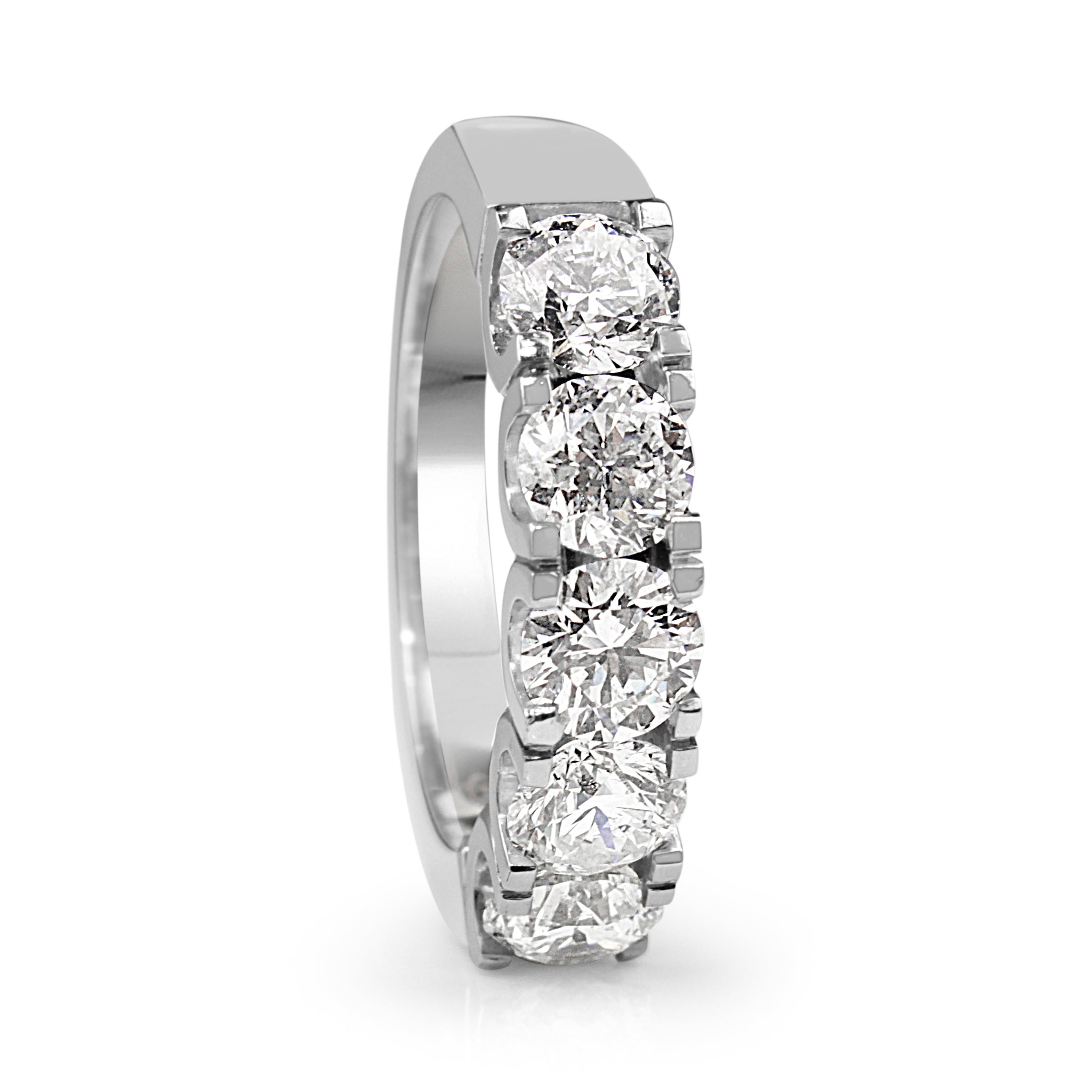 Close-up of five G to H colour Si diamonds in platinum ring